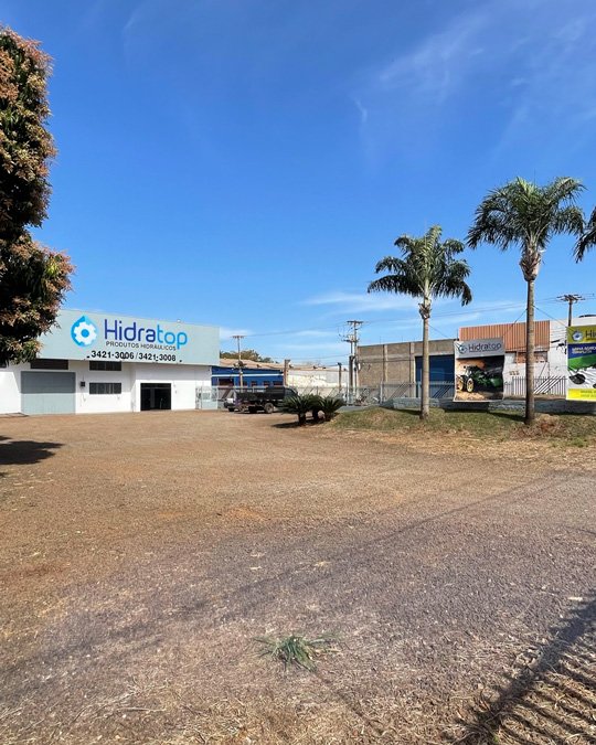 Sede da Hidratop em Dourados/MS com frota de atendimento